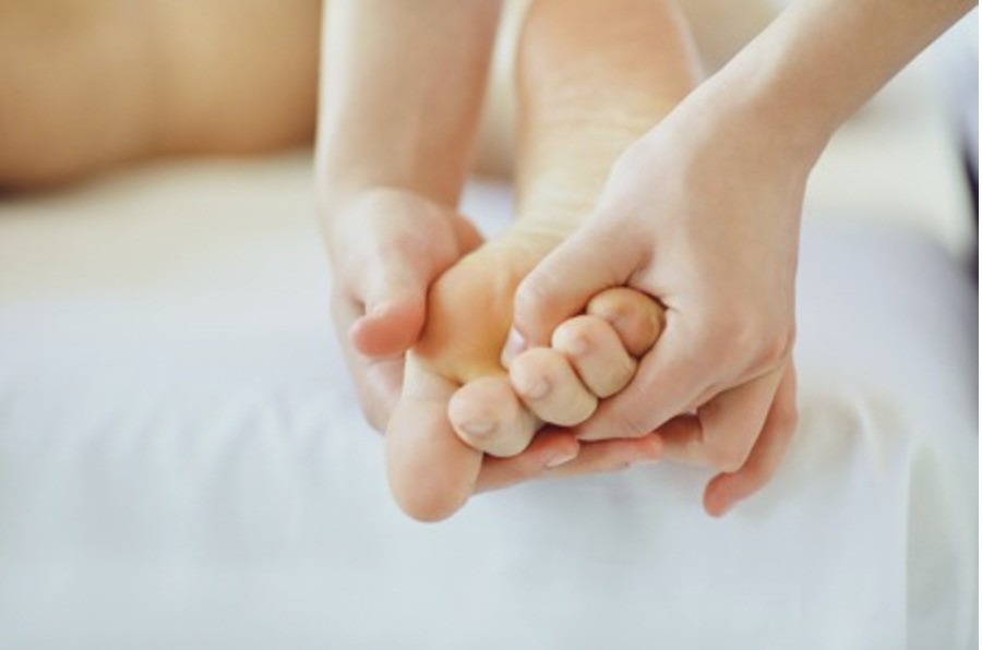 【足つぼ】親指の付け根のゴリゴリは甲状腺？プロが見抜く「本当の原因」は歩き方にあり